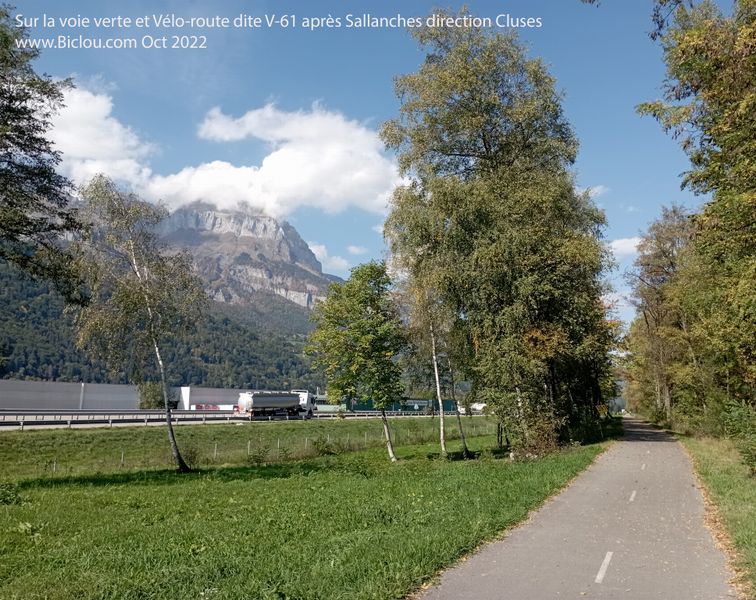 Sur la voie verte, v&eacute;lo-route dite V-61 apr&egrave;s Sallanches le long autoroute du Mont-Blanc