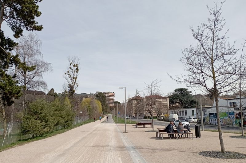 La voie verte du Ceva ; départ les eaux vives (Genève) , direction la Gradelle .. Annemasse