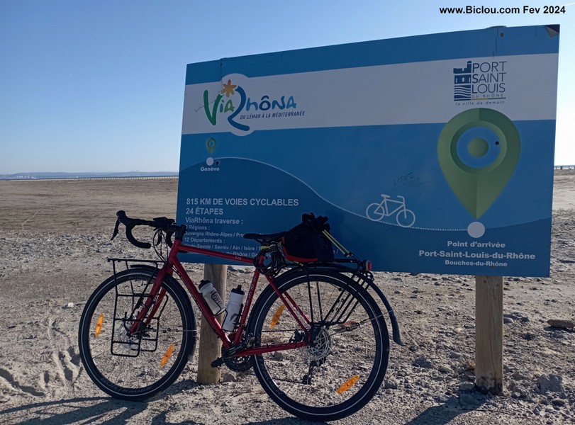 Renato mon vélo sur la plage Napoléon, terminus ViaRhôna en fév 2024