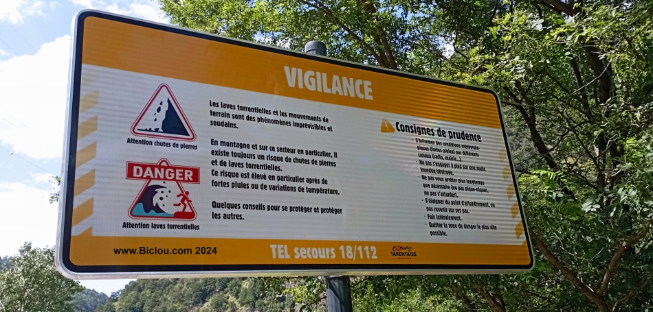Sur la voie verte : proche de la rivière Isère ; Vigilance ; et en cas de crue, prenez une bouée ..