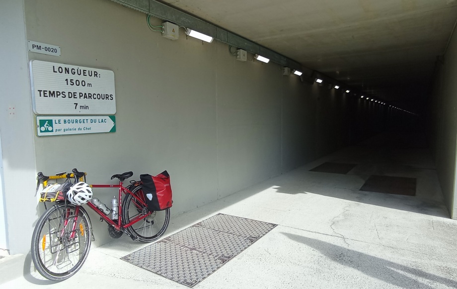 Renato à l'Entrée du Tunnel cyclo-pedonale du Chat (Savoie) en 2025 Renato à l'Entrée du Tunnel cyclo-pedonale du Chat (Savoie) en 2025