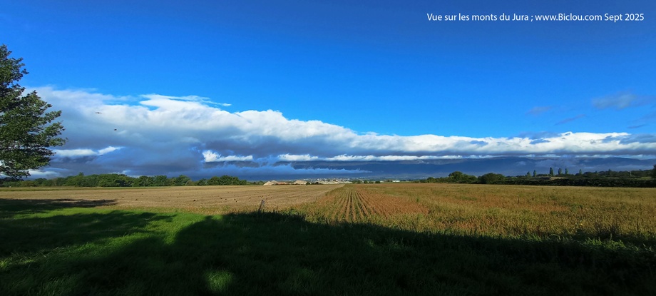Gros nuages sur les monts du jura en sept 2025, vus de la suisse voisine (Soral)