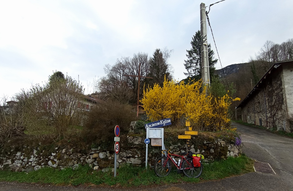 Ouf, , arrivé à Pommier la Placette, ancienne église, Gueule de travers un peu comme la pancarte ..