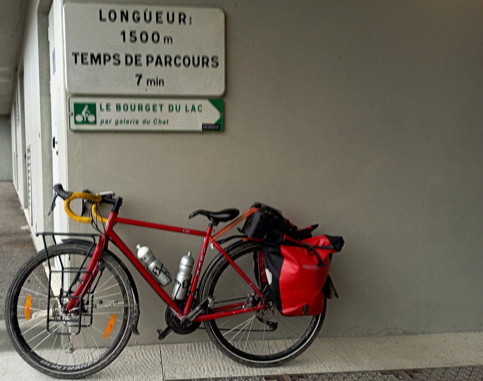 Renato perplexe devant l'entrée du Tunnel du chat (Savoie)