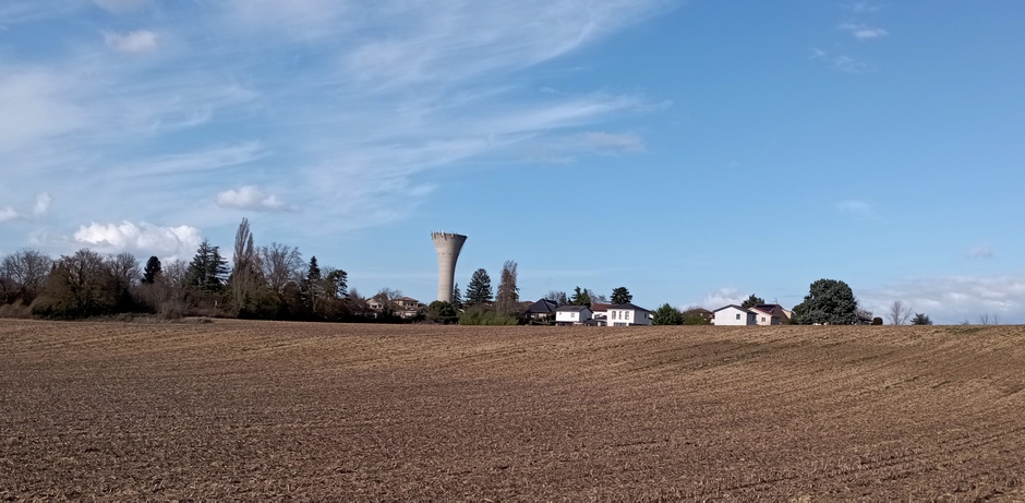 Un château d'eau à noter dans la plaine de l'ain