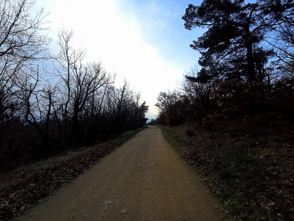 Ce chemin Gravel semble correct, mais la suite va vite se dégrader ..