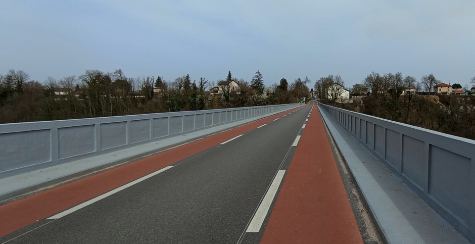 Bel aménagement pour cyclistes , sur ce pont, qui enjambe l'Isère (Saint Hilaire)