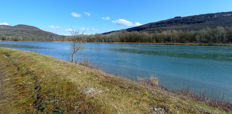 Le Rhône ; aux belles Z-eaux bleues métalliques , peu avant Belley