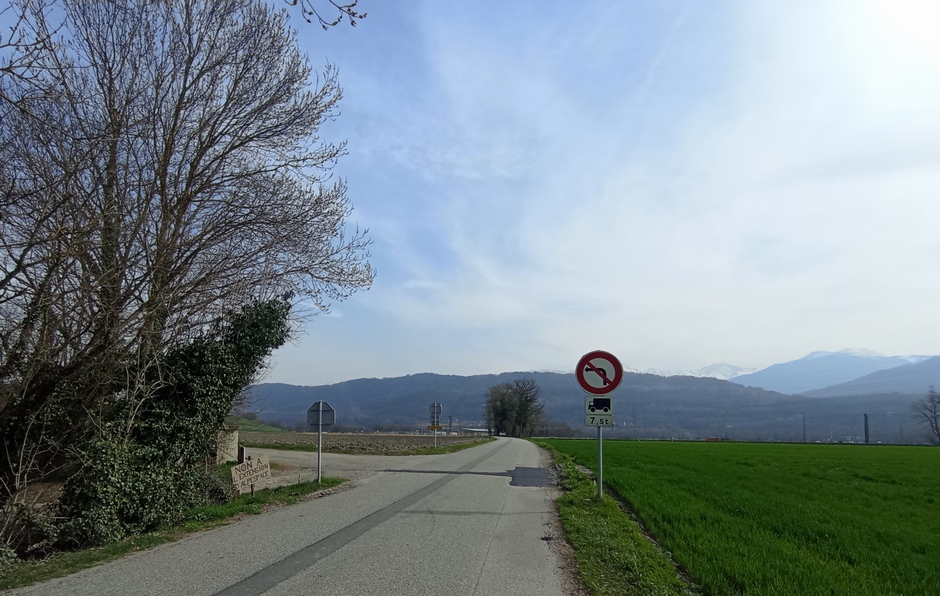 Sur la Vélo route V 62 V 63 , entre MontMélian et Pontcharra , en Grésivaudan : Balisage certes, mais assez peu visible