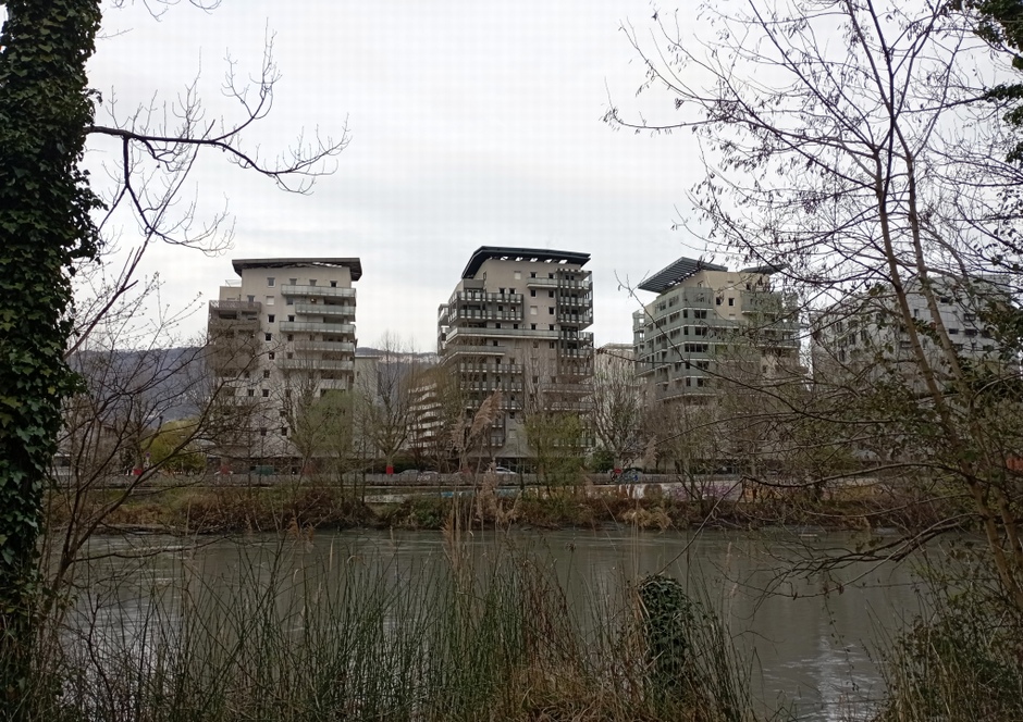 Panneaux solaire surékevés vus à Grenoble