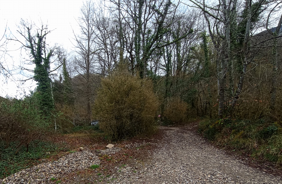 Si la route est goudronnée, elle continue en Gravelle