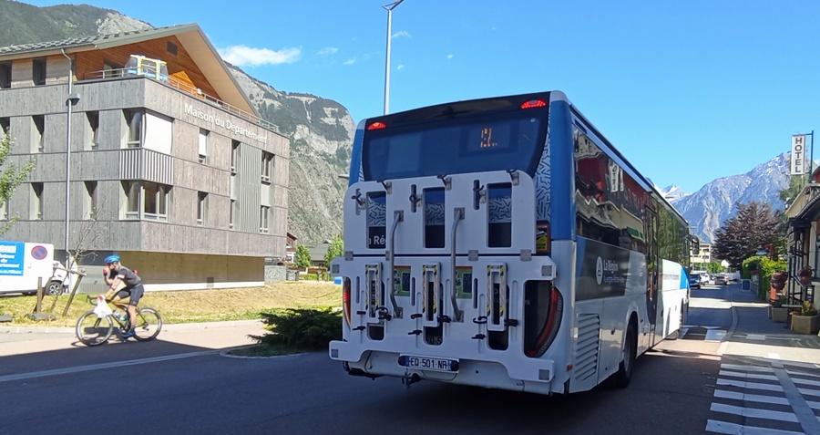 PK : les bus de Laurent partant de Grenoble vers Briançon, peuvent charrier les Bicyclettes !