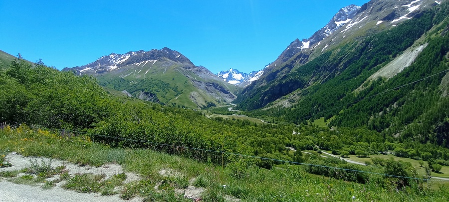 En grimpant au col du Lautaret : Les Ecrins ?