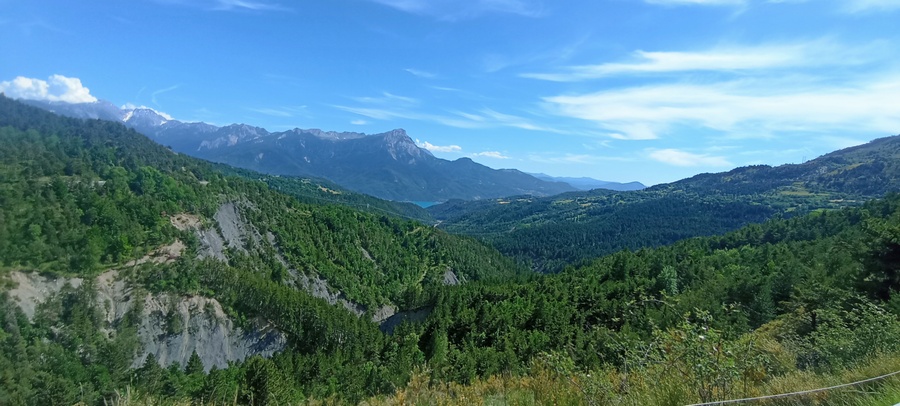 Après une visite pénible des fonds de vallées perchées ; vue sur le lac de Serre Ponçon