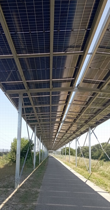 Panneaux solaires ombélifaires sur Viarhôna non loin de Caderousse : de l'ombre , Un petit point d'eau serait encore mieux