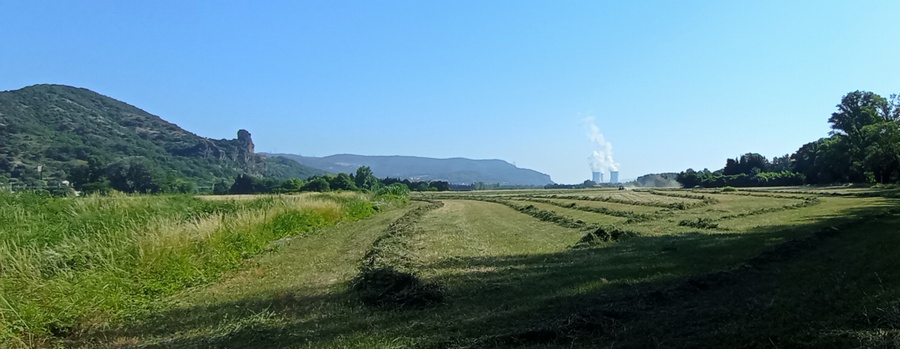 La centrale de Cruas et ses panaches de vapeur d'eau..