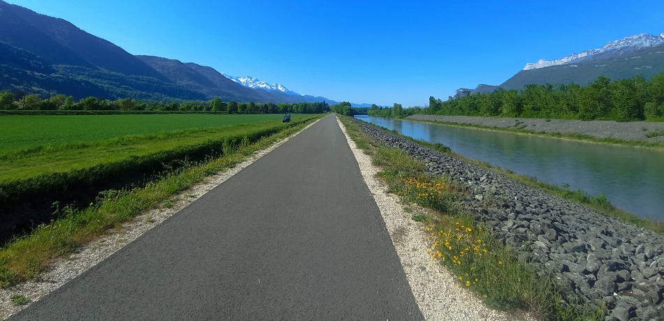 Sur la Vélo-route dite V-62 , après PontCharra, l'Isère sur la droite<