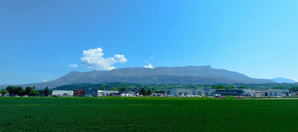 Le Mont Revard , massif des Bauges en vue de La Motte Servolex (Savoie)