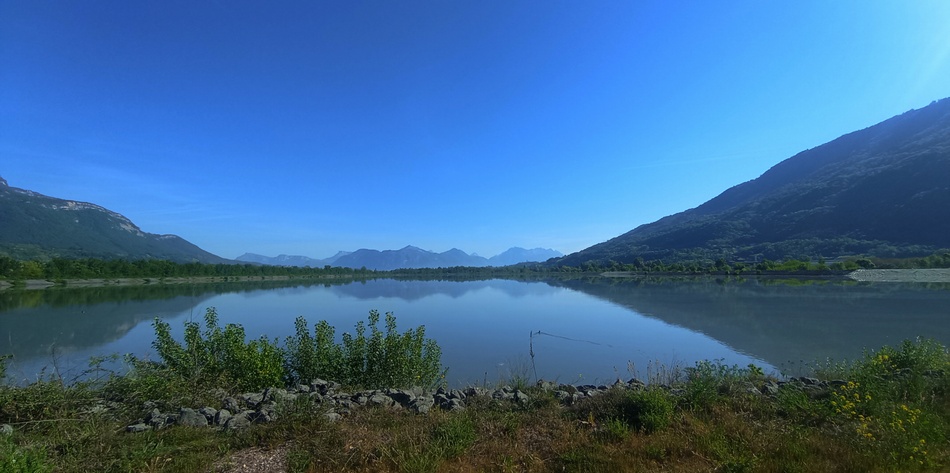 Lac du Cheylas (Isère) Les Bauges dans le fond<