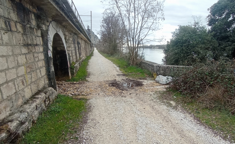 Le long du Rhône dans le défilé de Donzère : attention aux petits torrents latéraux