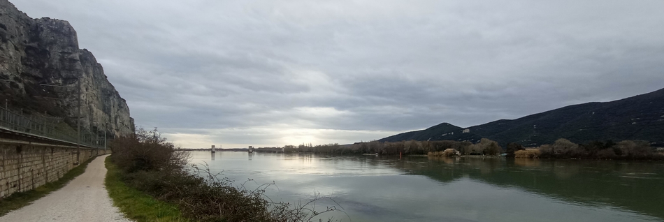Le Rhône peu avant le barrage de Donzère