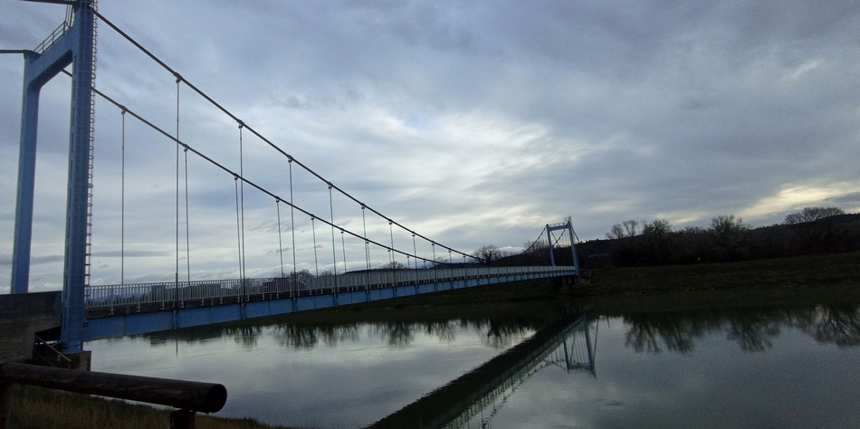 Canal de Donzère Mondragon , près de Donzère