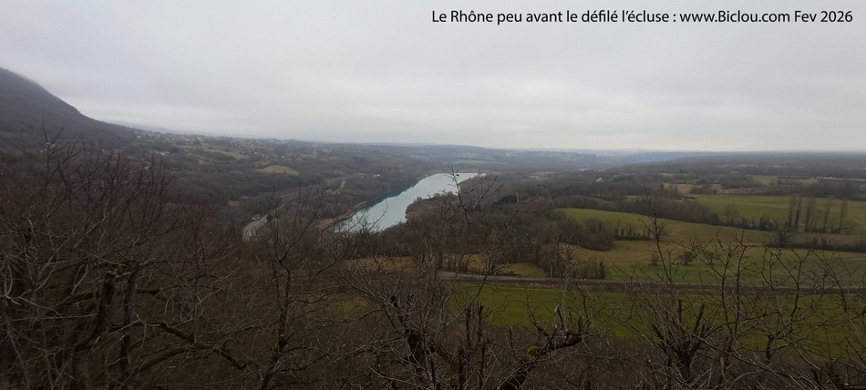 Le Rhône, entre Suisse et France , peu avant le défilé l'écluse