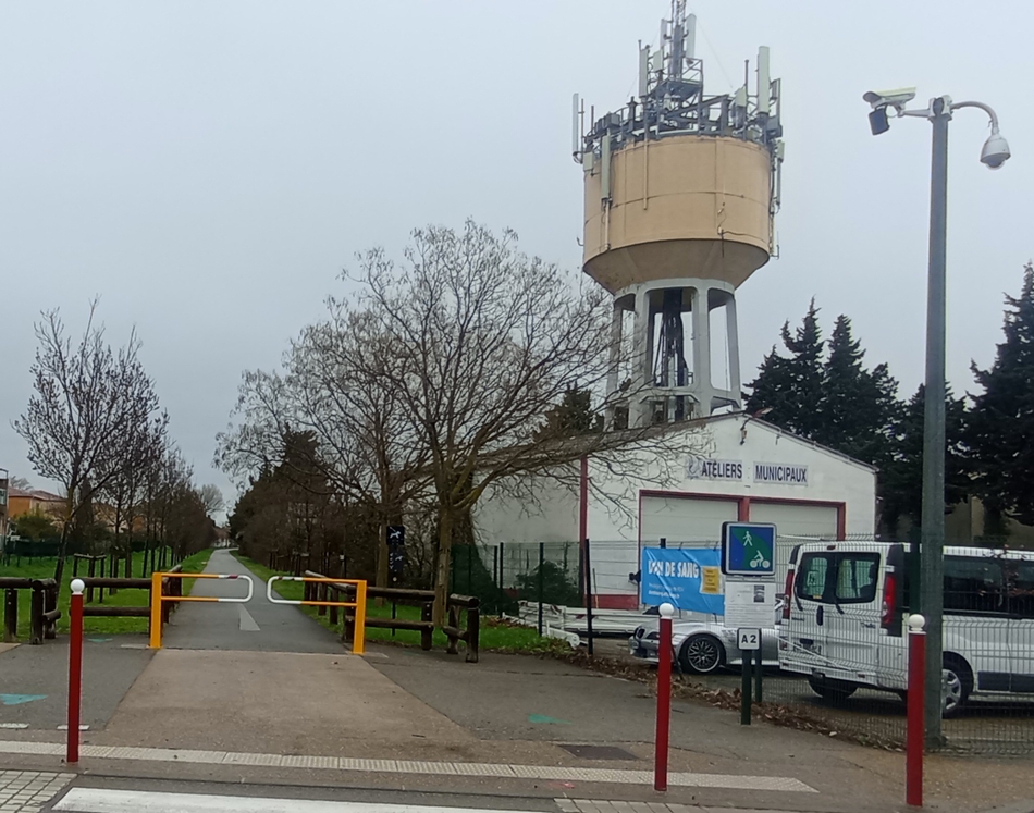 Sur la Via Venaissia : Un château d'eau, qui ne distribue pas que de l'eau 