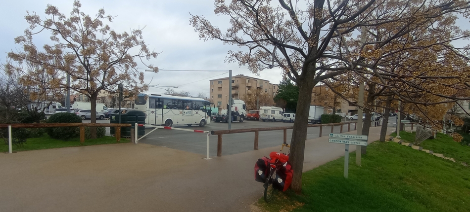Carpentras , après qlq Z-hésitations, on retrouve la fameuse vélo route près de la gare, grâce aux indigènes