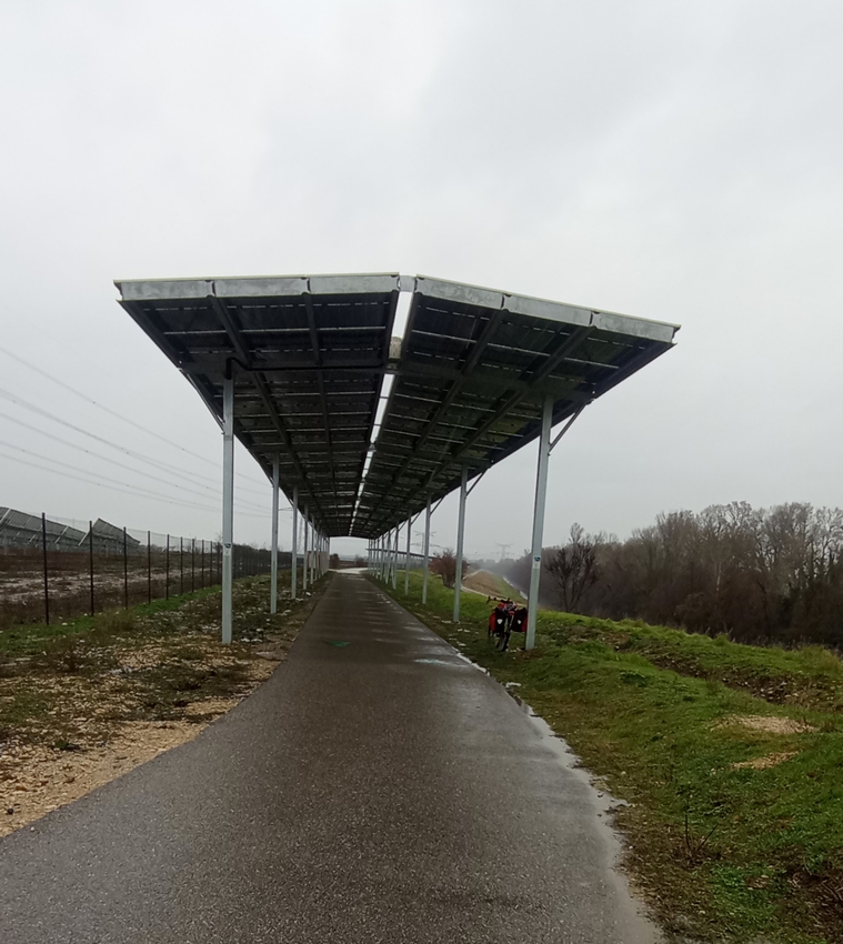 Abri : Sur ViaRhôna du côté de Piolenc, à défaut de planter des arbres en bordure !