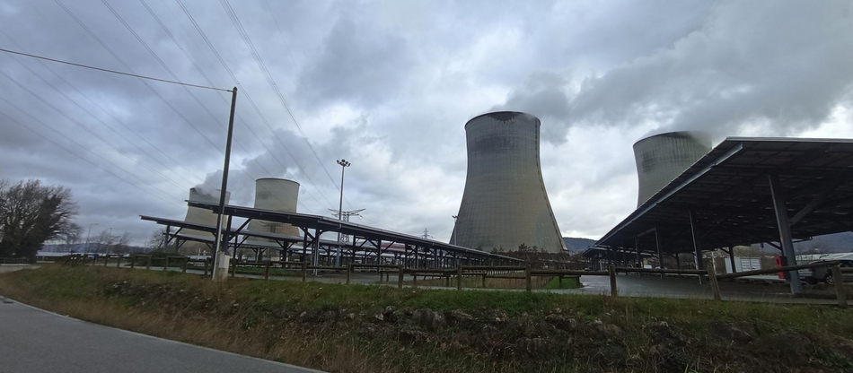 Centrale atomique de Meysse, et panneaux solaires pour faire plus vert