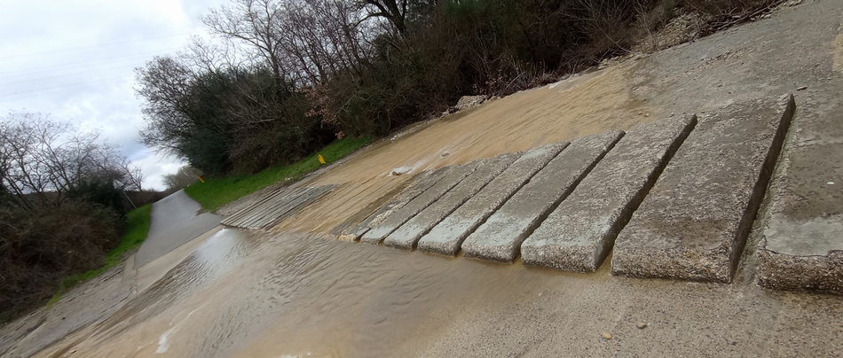 Crue du Ruisseau Sichier (Ardèche) , ca passe mais attention de ne pas se faire projetter au Rhône en contrebas