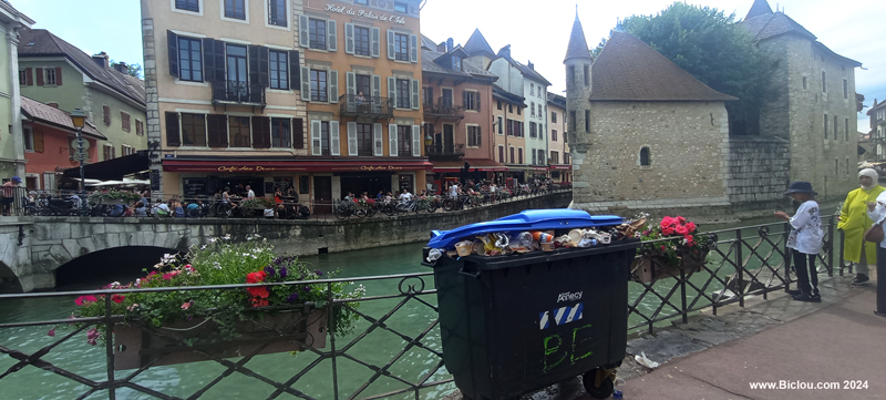 Annecy-2024-ca-déborde-devant-les-prisons-et-Thiou-2024