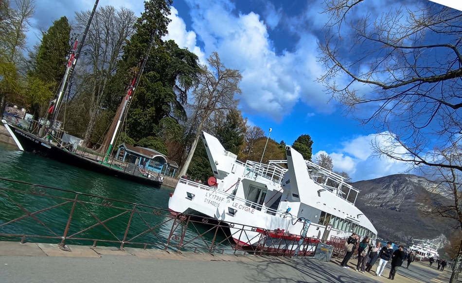 Annecy-bateau-fait-moi-un-cygne