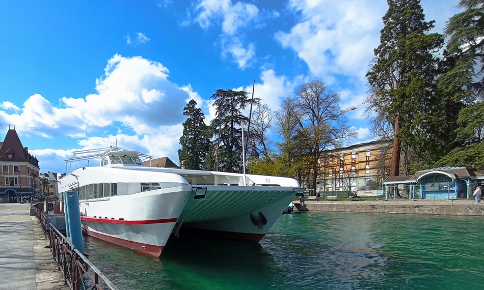 Annecy-bateau-fait-moi-un-cygne