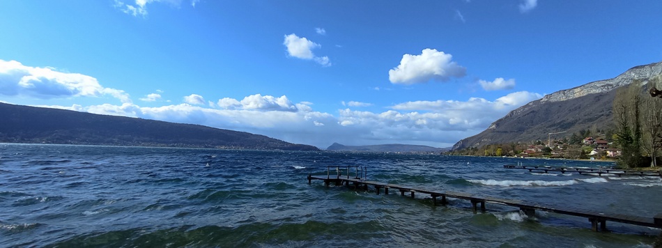 vue-lac-annecy-en-furie-menthon-saint-bernard