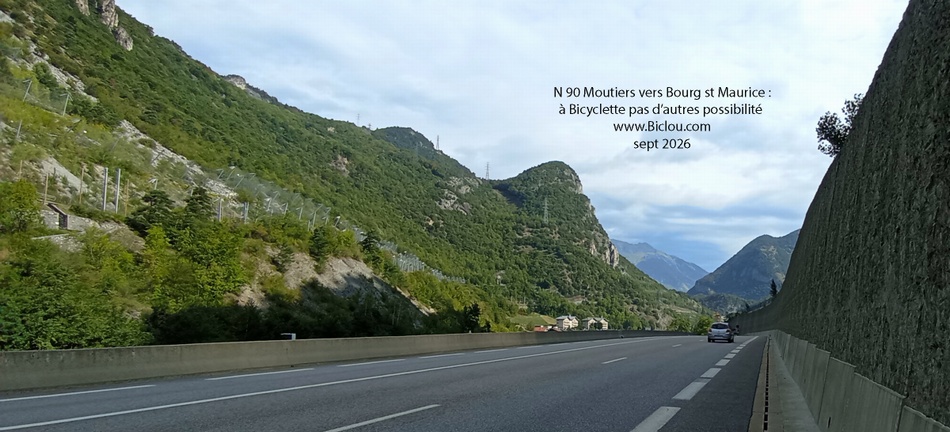 A-Bicyclette-sur-RN-90-direction-Moutiers-2026