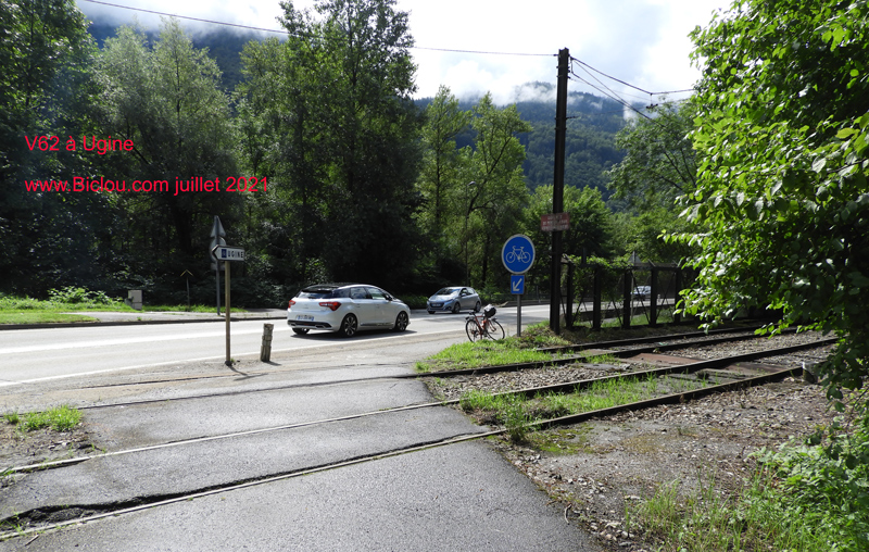 Veloroute-V-62-Passage-delicat-voie-ferree-Uginetitle=Veloroute-V-62-Passage-delicat-voie-ferree-Ugine
