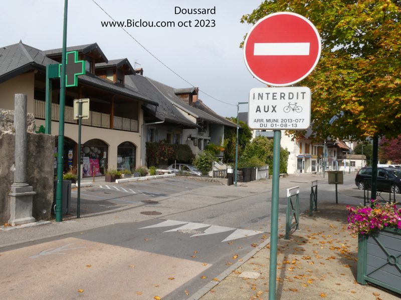 Doussard-zentrum-velos-pas-trop-bienvenus