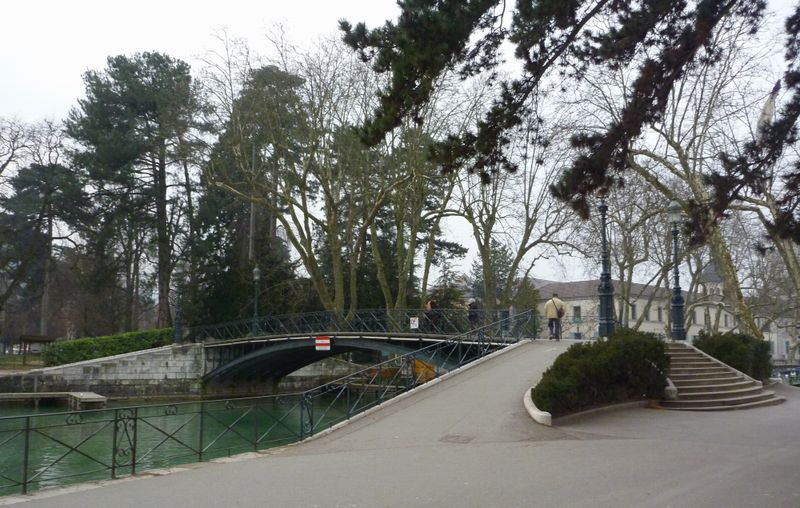 La piste cyclable sur le Pont des amours d'Annecy
