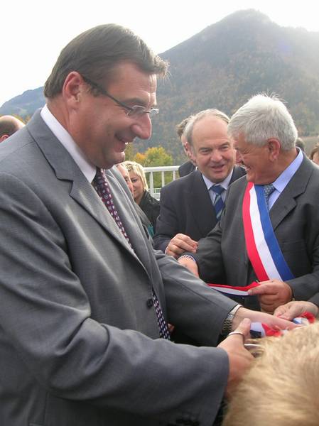 Mr Lamour coupant le ruban, et non pas les cheveux du petit gosse