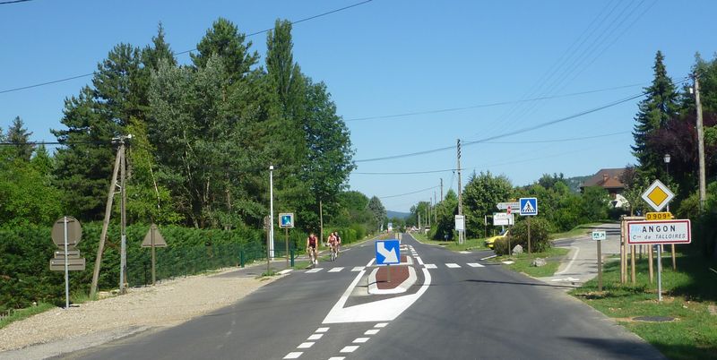 Entr�e de la piste cyclable ou bordel organis� � Angon en 2011