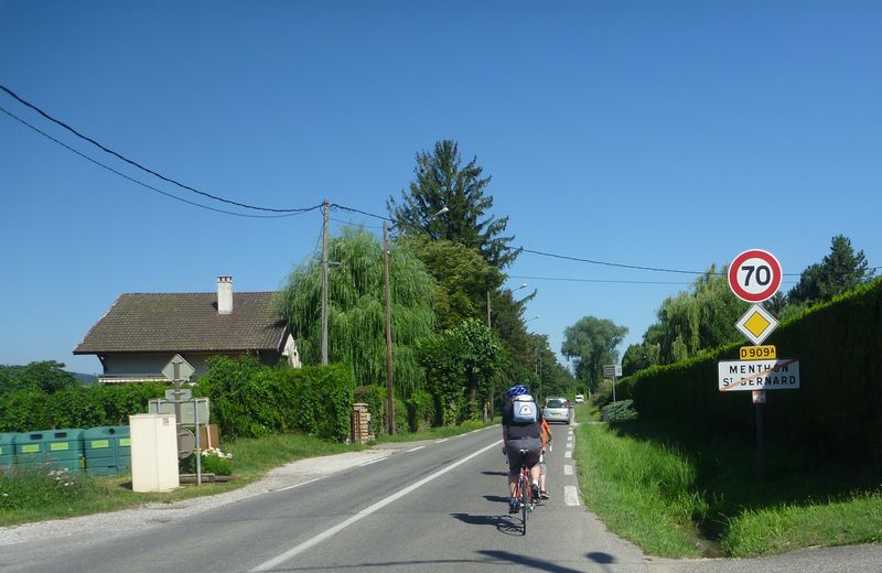 Sur la route D 909 A en 2011, � la sorte de la ville : saint Bernard de Menthon : priez pour nous