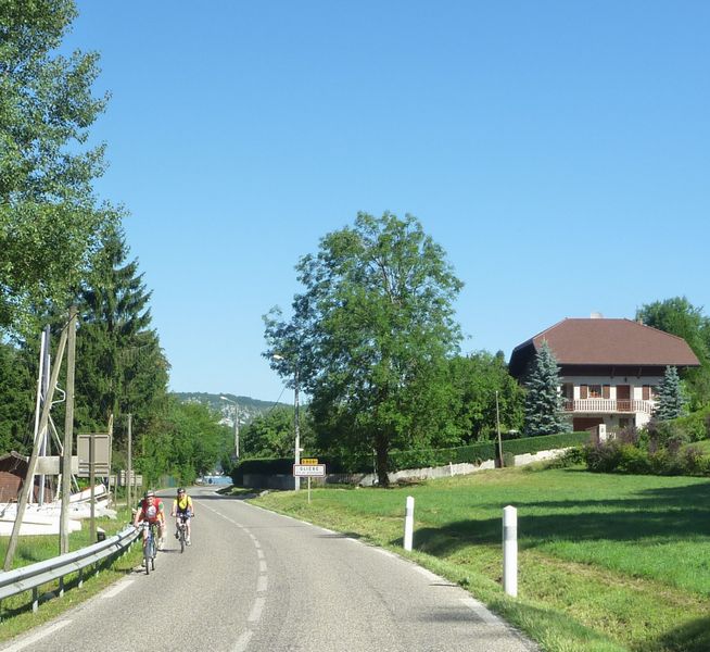Entr�e du village de Balmette (Doussard) , assez �troit et circulant sur le D 909 A