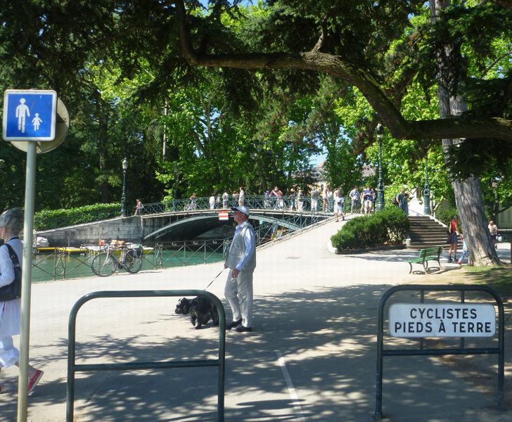 Cyclistes pied � terre, pour escalader le fameux pont des amours � Annecy en 2011