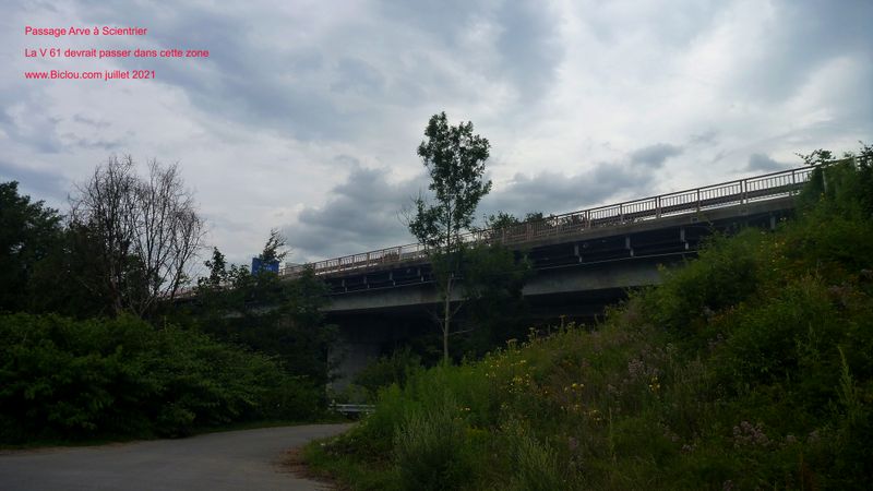 Nous passons sous le pont de l'A 40 au niveau de la d&eacute;cheterie de Scientrier
