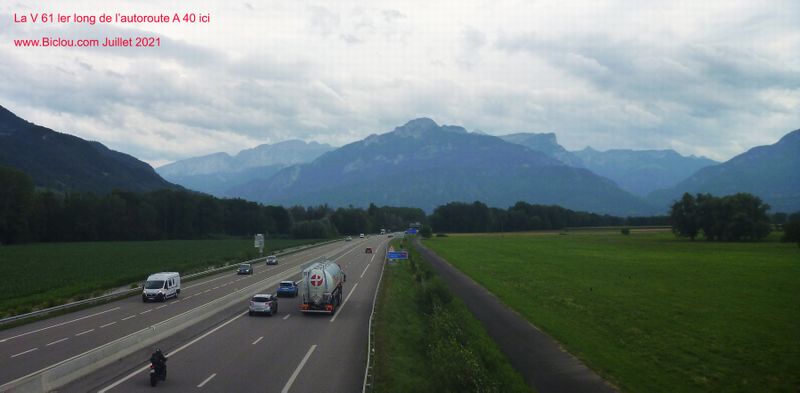 La v&eacute;lo-route V 61 suit bien l'autoroute A40 ici &agrave; Scientrier