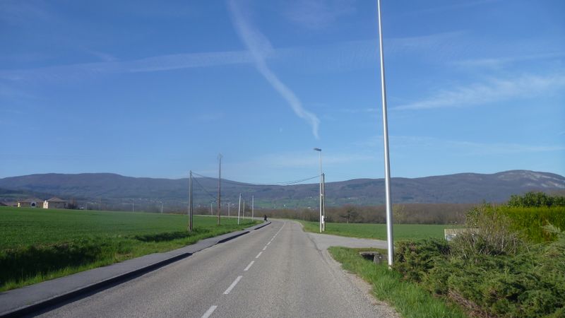 En route vers Valleiry en 2015 par la D23 : De beaux trottoirs et rien pour les vélos, sur ViaRhôna