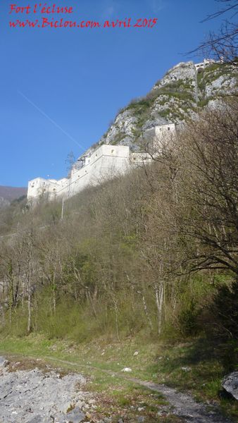 Le Fort de l'écluse (Ain) , vu des bords du Rhône en 2015